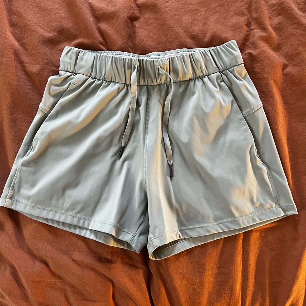 Lulu shorts sage green